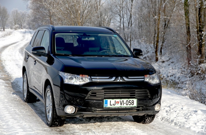 DOM-mitsubishi_outlander-02.JPG