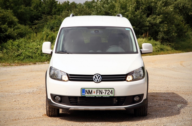 2013_volkswagen_cross_caddy_01.jpg