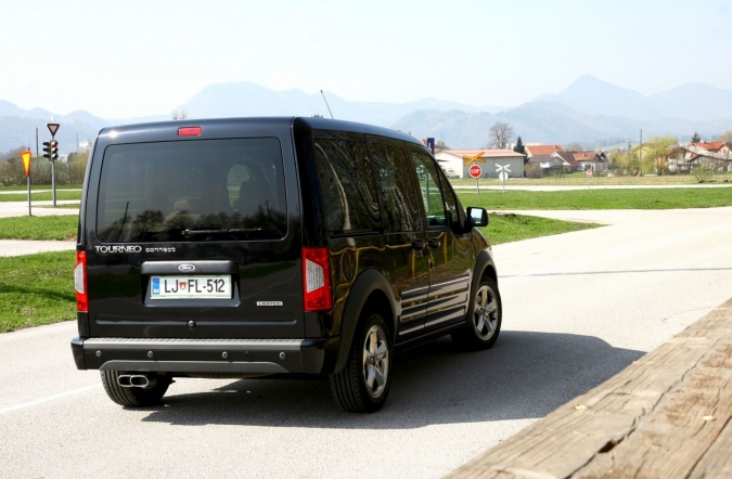 TEST-ford_tourneo_connect_1,8_TDCi_limited-02.JPG